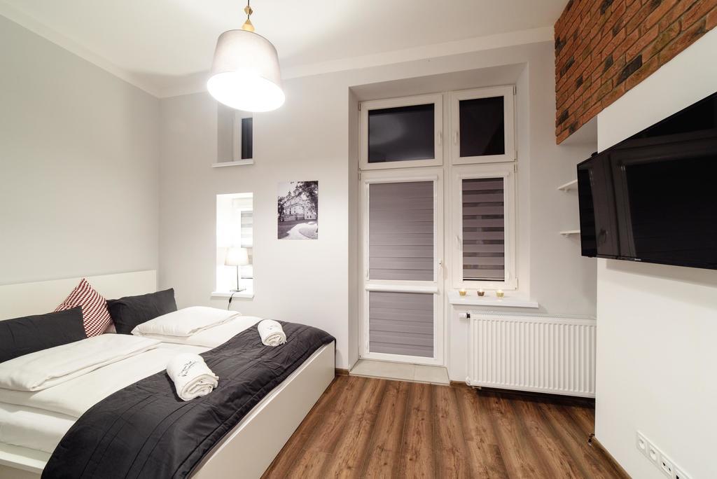 Aparthotel 2 Nights Apartments - Great Location, Right Next To Main Rail And Bus Station, 10 Min To Main Square By Foot Krakow