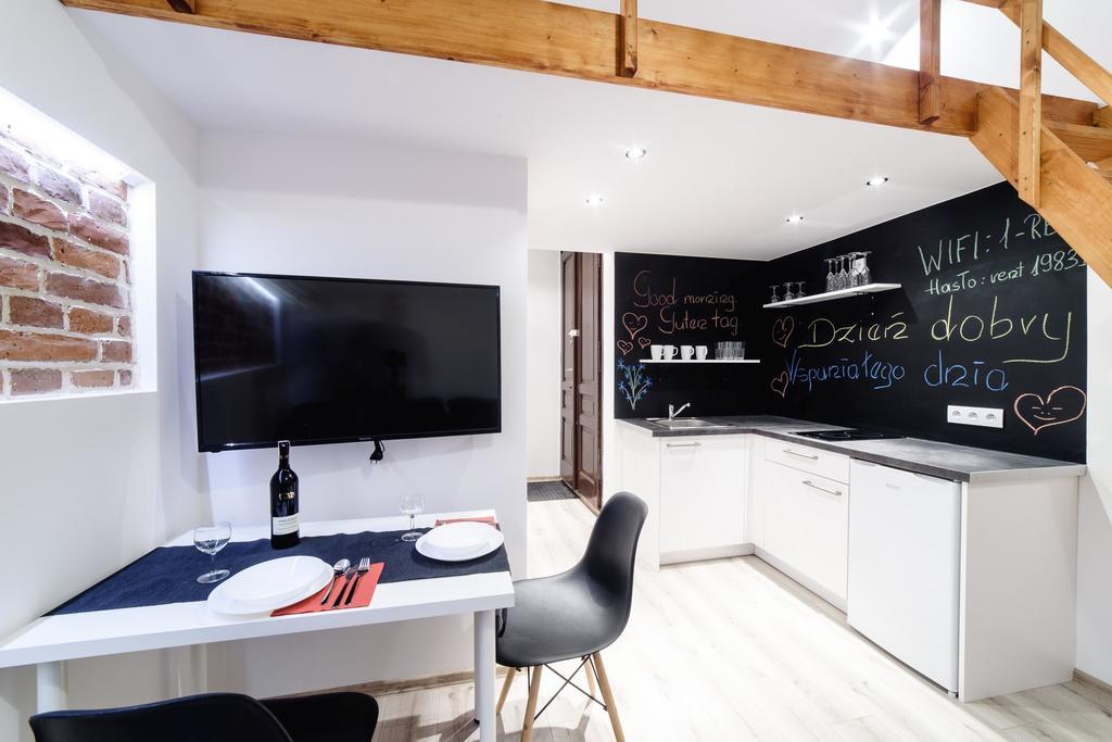 Aparthotel 2 Nights Apartments - Great Location, Right Next To Main Rail And Bus Station, 10 Min To Main Square By Foot Krakow