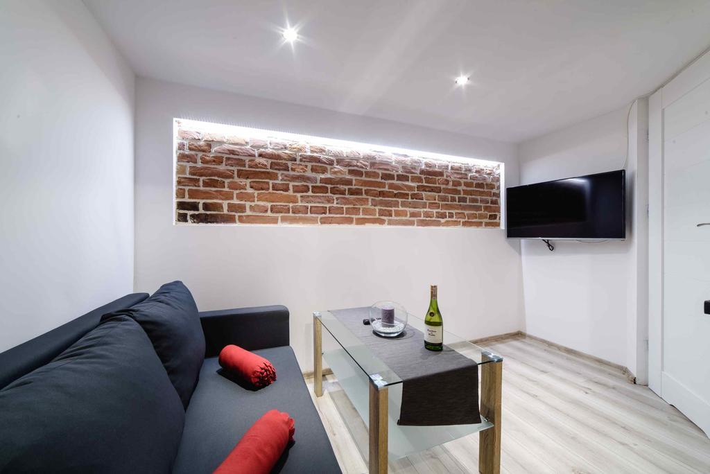 2 Nights Apartments - Great Location, Right Next To Main Rail And Bus Station, 10 Min To Main Square By Foot