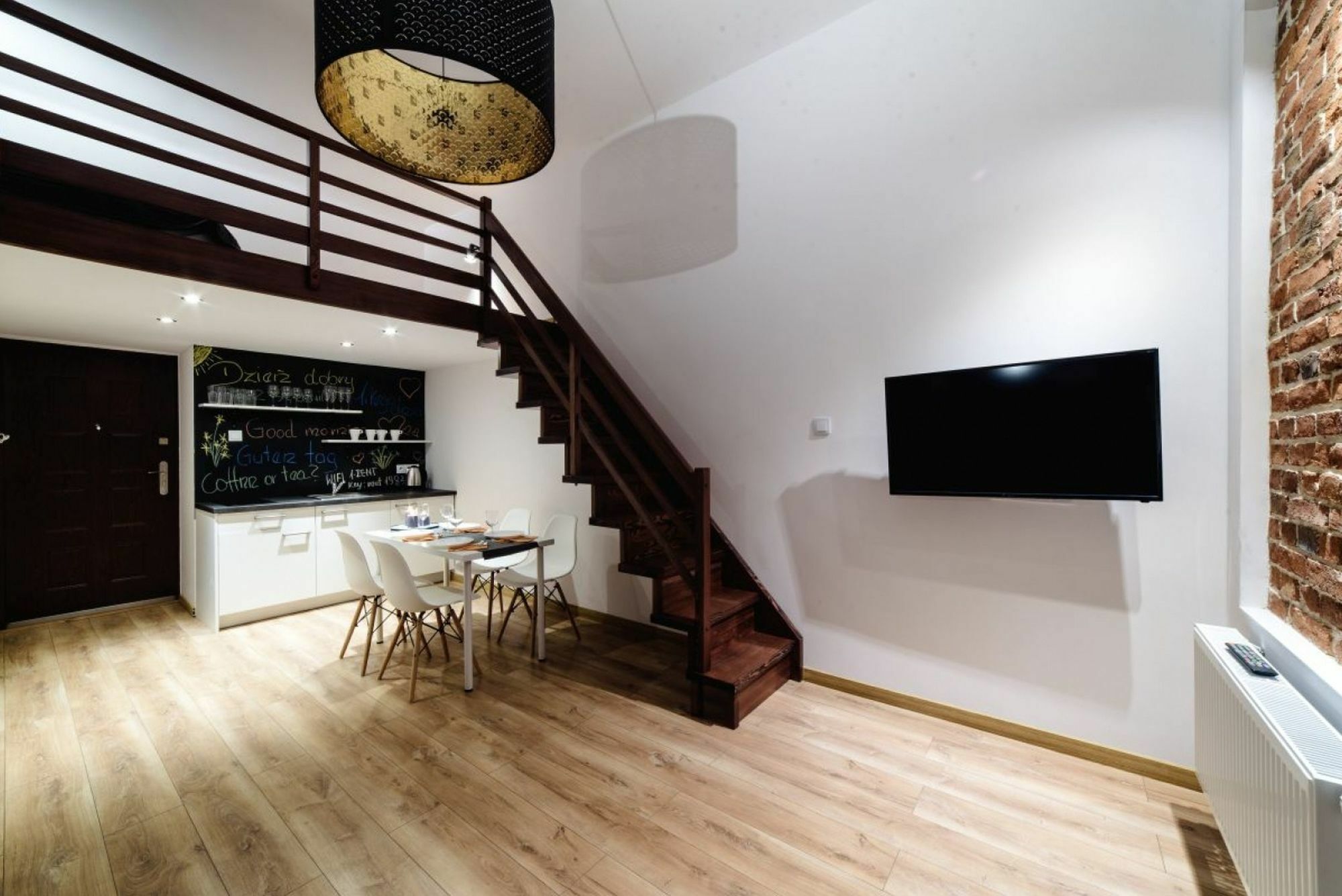 Aparthotel 2 Nights Apartments - Great Location, Right Next To Main Rail And Bus Station, 10 Min To Main Square By Foot Krakow