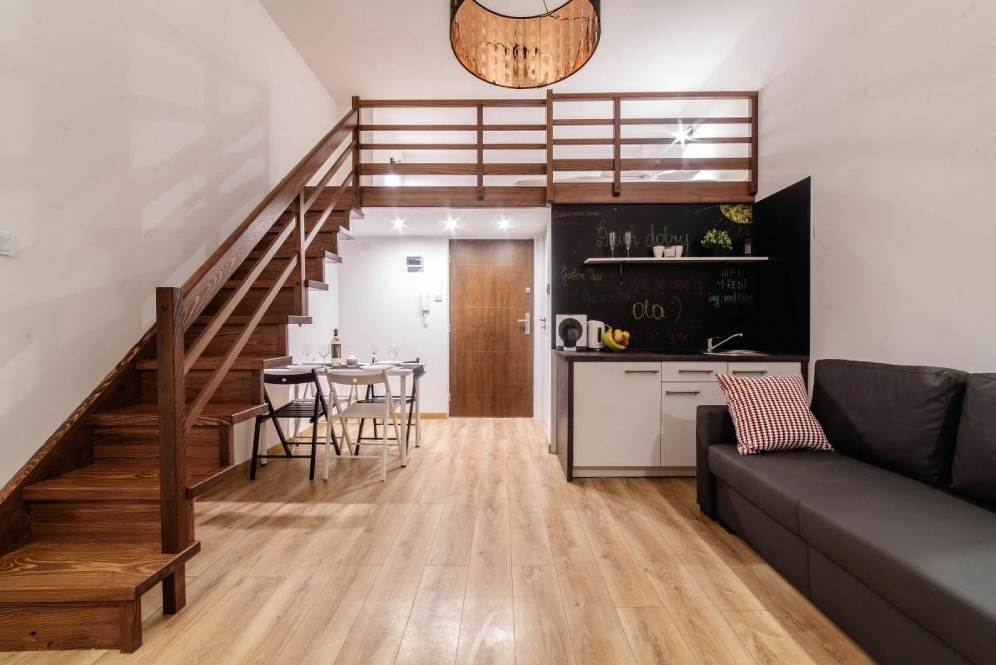 Aparthotel 2 Nights Apartments - Great Location, Right Next To Main Rail And Bus Station, 10 Min To Main Square By Foot 3*