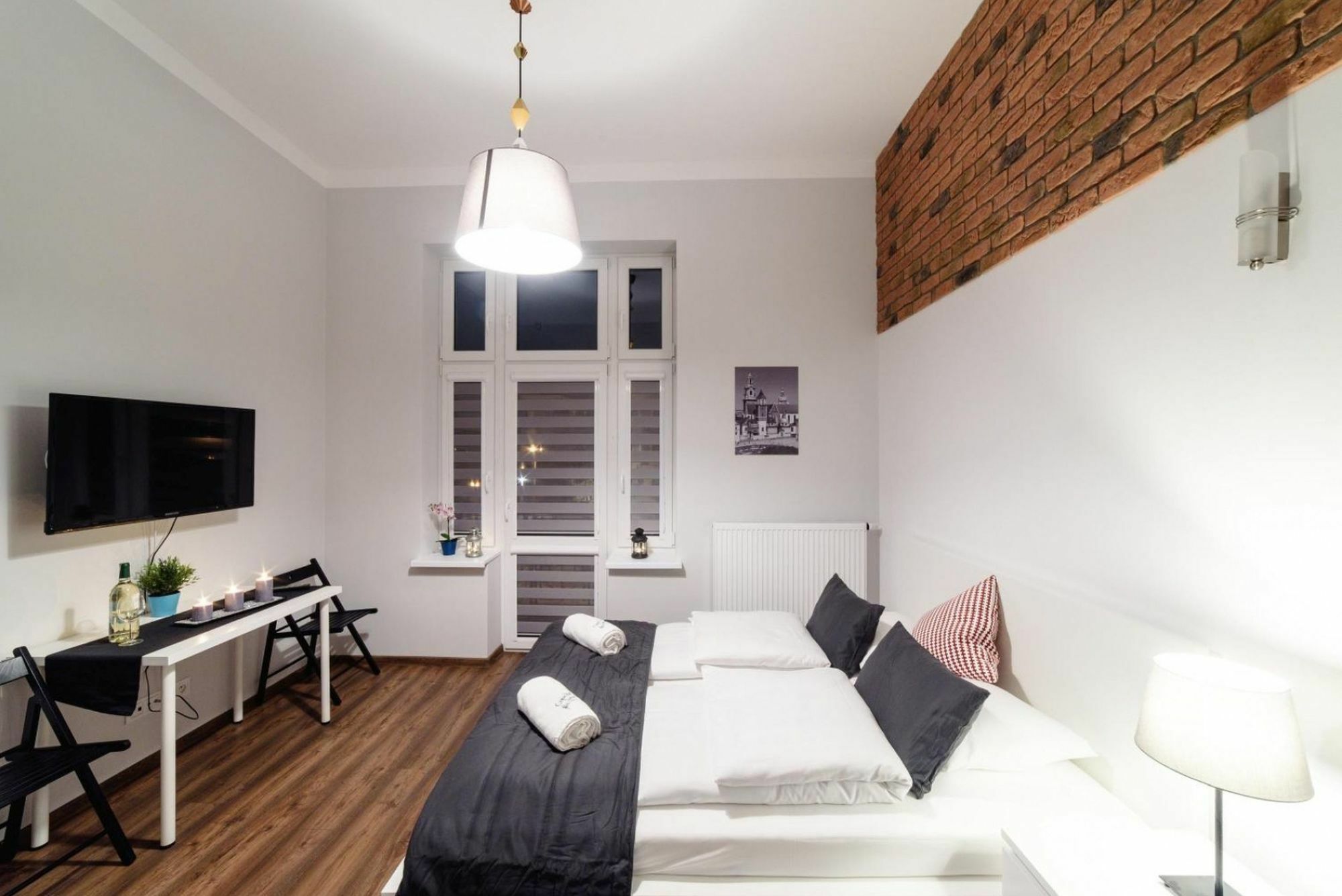 2 Nights Apartments - Great Location, Right Next To Main Rail And Bus Station, 10 Min To Main Square By Foot 3*