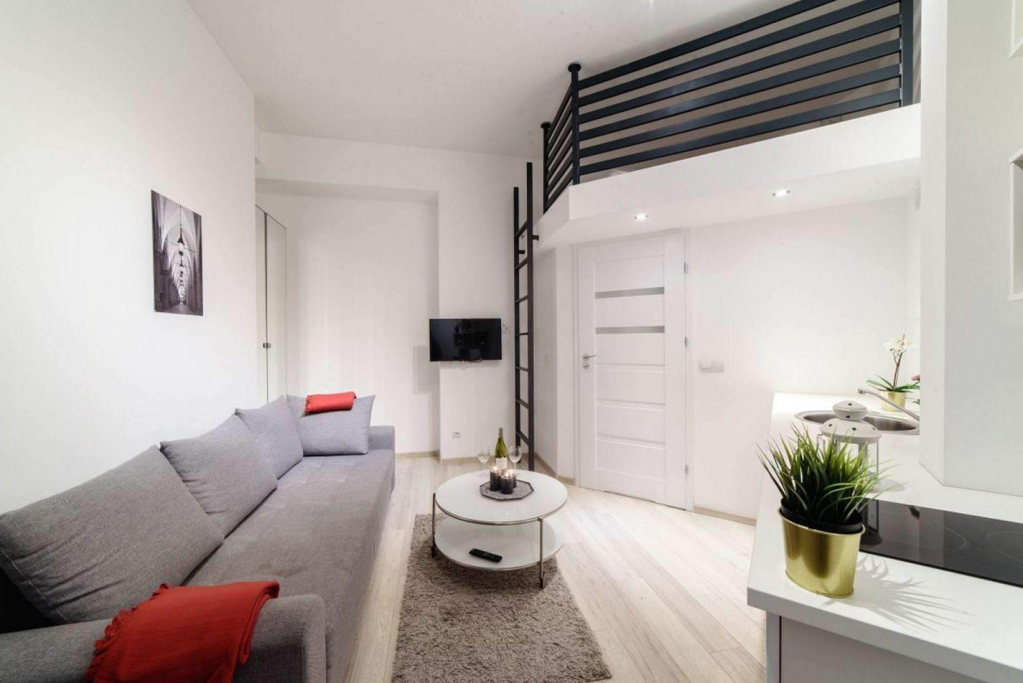 2 Nights Apartments - Great Location, Right Next To Main Rail And Bus Station, 10 Min To Main Square By Foot 3* Krakow
