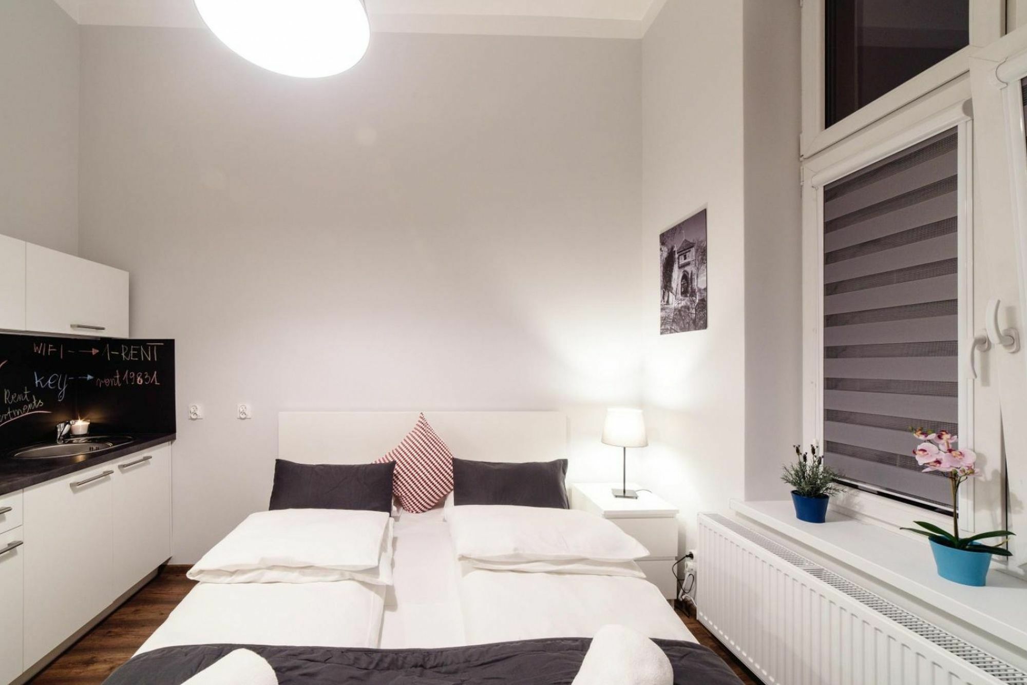 Aparthotel 2 Nights Apartments - Great Location, Right Next To Main Rail And Bus Station, 10 Min To Main Square By Foot Krakow