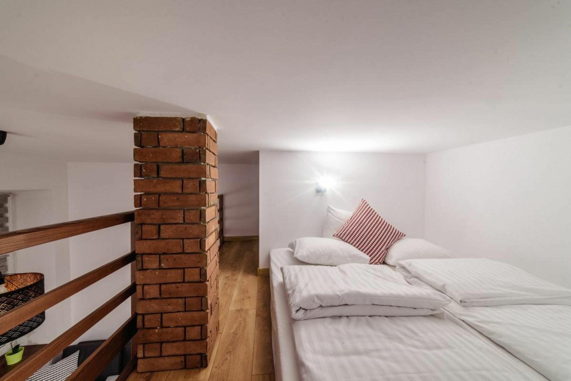 2 Nights Apartments - Great Location, Right Next To Main Rail And Bus Station, 10 Min To Main Square By Foot Aparthotel 3*
